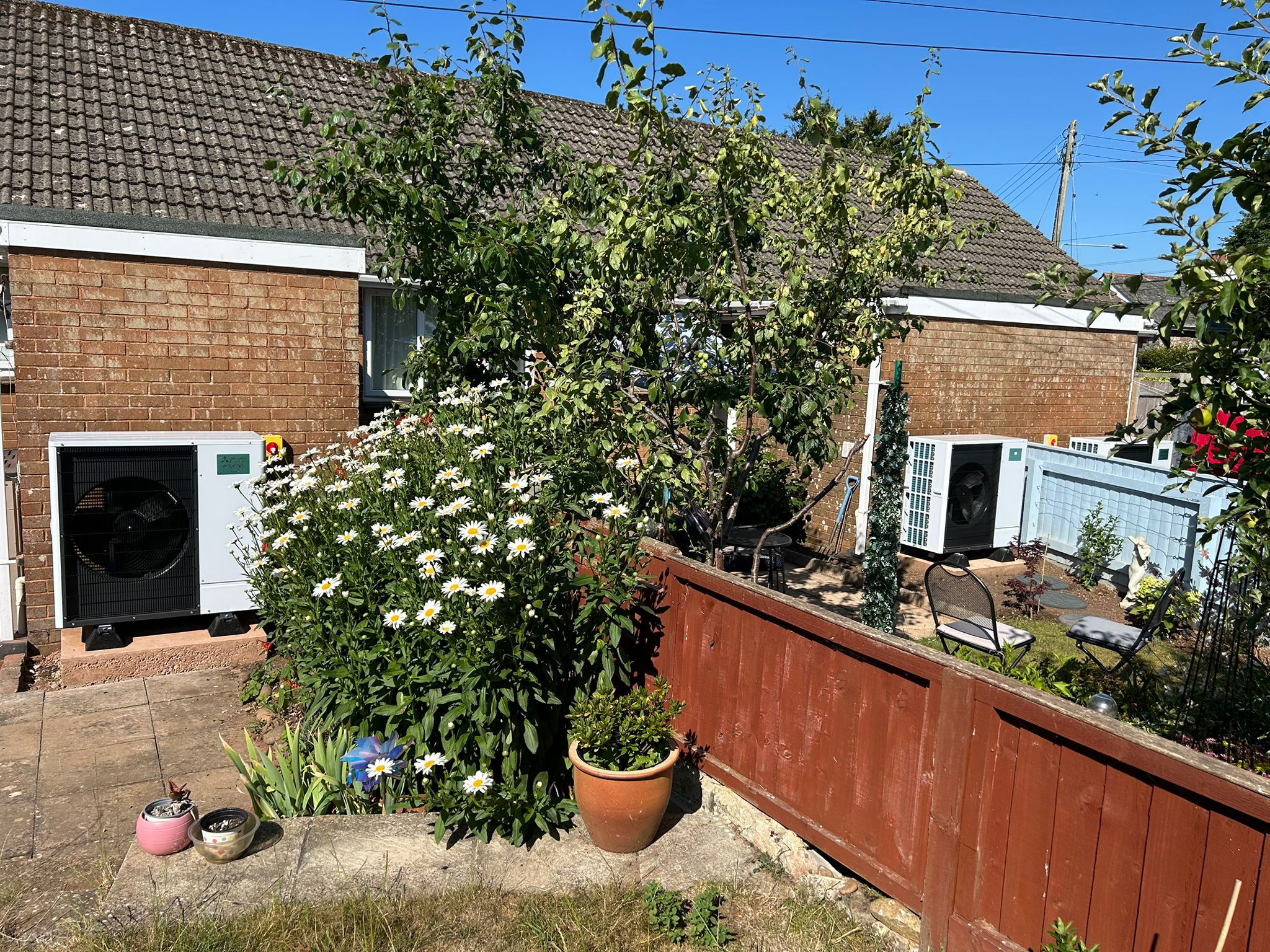 External view of a Mitsubishi Ecodan R290 heat pump installed by GreenGenUK at a bungalow near Exmouth, Devon